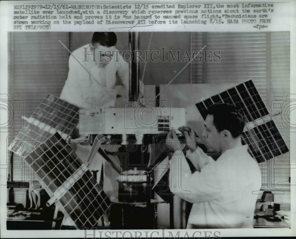 1961 Press Photo Technicians working on the payload Discoverer XII before launch