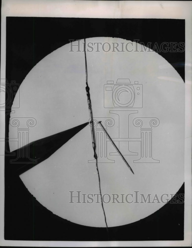 1954 Press Photo Head Pin Lamp perfected by Westinghouse Engineer - nef05670