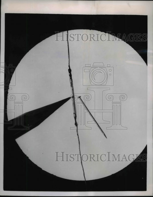 1954 Press Photo Head Pin Lamp perfected by Westinghouse Engineer - nef05670