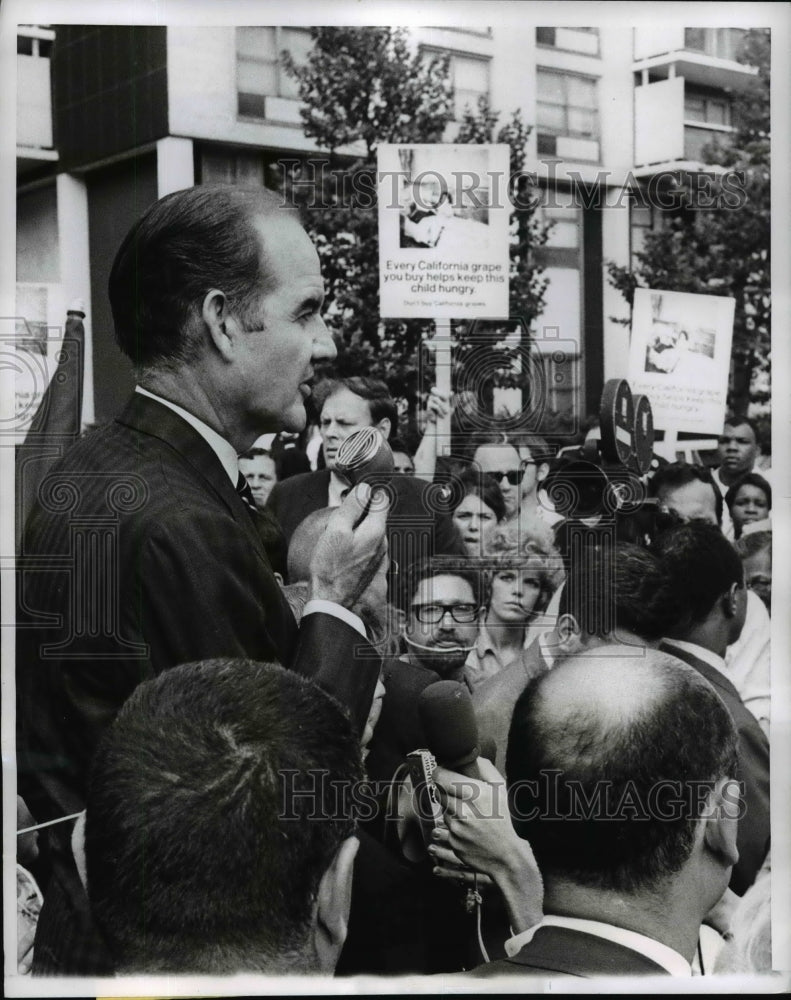 1968 Press Photo Sen.George Mcgovern addressed a crowd picket in Lower Manhattan