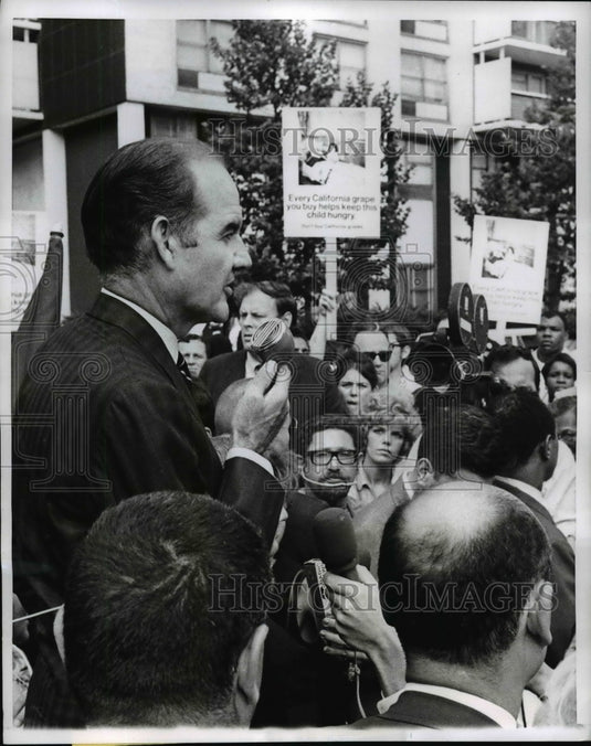 1968 Press Photo Sen.George Mcgovern addressed a crowd picket in Lower Manhattan