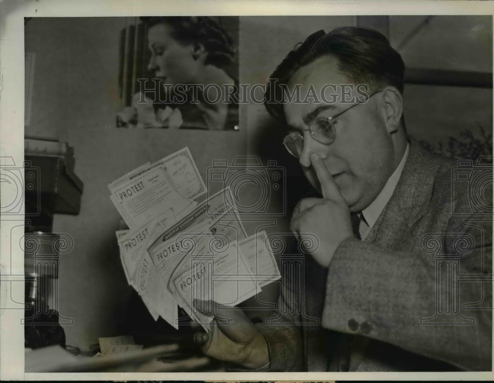 1940 Press Photo Detroit Printer R.R. Pursell Holds Delinquent Tax Papers