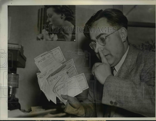 1940 Press Photo Detroit Printer R.R. Pursell Holds Delinquent Tax Papers