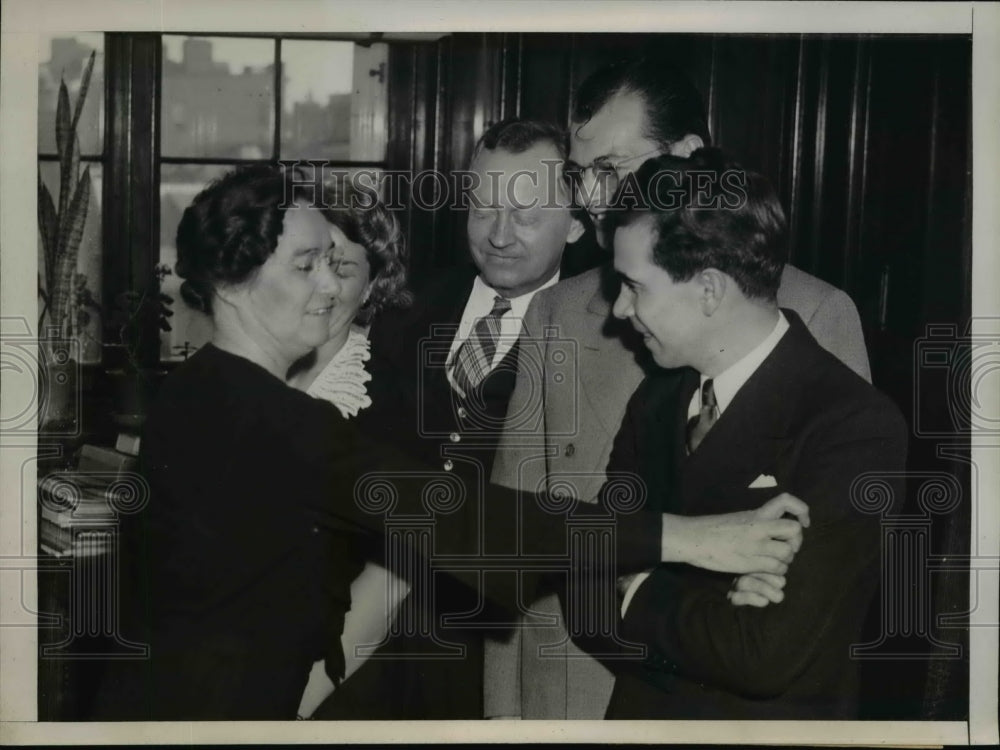 1938 Press Photo Senator's Secretary Lela E. Leeth Shows How She Hit Policeman