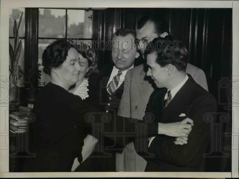 Load image into Gallery viewer, 1938 Press Photo Senator's Secretary Lela E. Leeth Shows How She Hit Policeman
