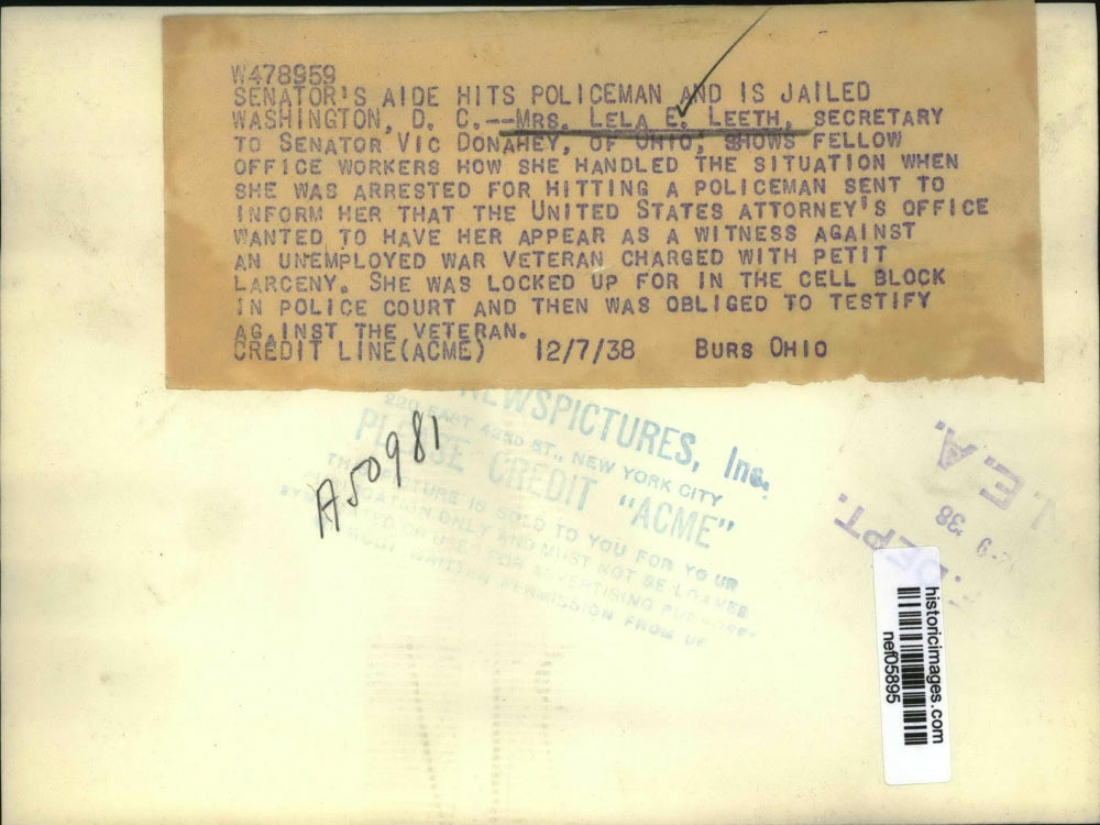 1938 Press Photo Senator's Secretary Lela E. Leeth Shows How She Hit Policeman