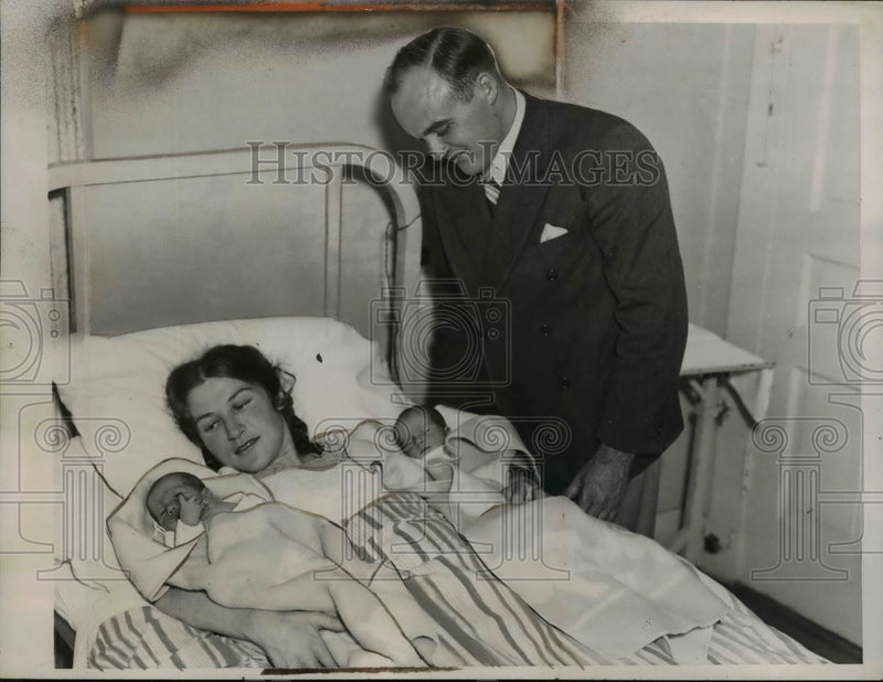 Load image into Gallery viewer, 1935 Press Photo Anton Lang, Jr. &amp; Wife Klara Mayr After Giving Birth to Twins
