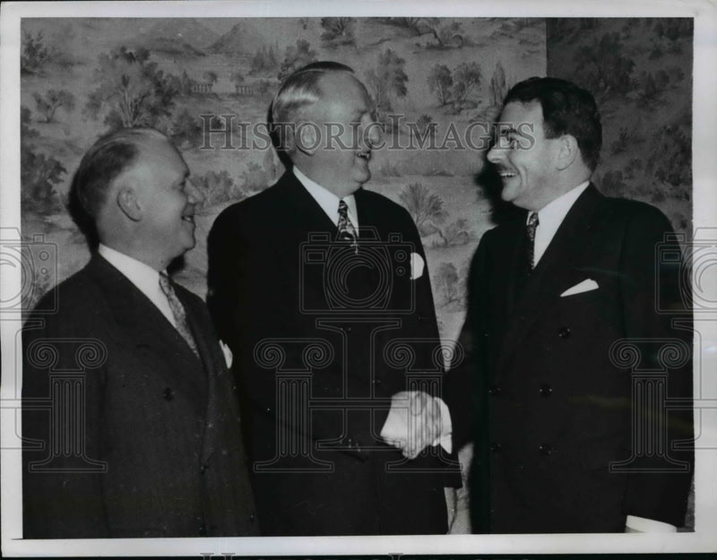 Load image into Gallery viewer, 1946 Press Photo Gov. Thomas Dewey greets head of N.Y. Publishers Association

