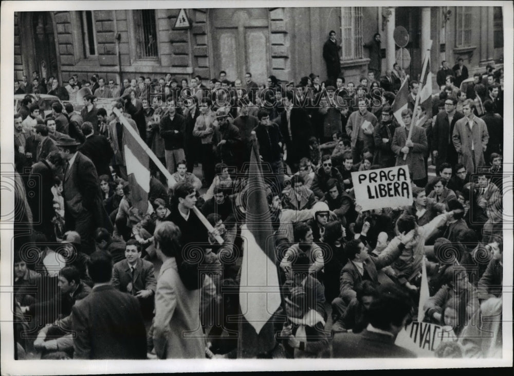 1969 Press Photo Right-Wing Student Demonstration at Soviet Embassy in Rome