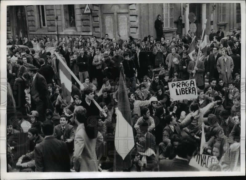 Load image into Gallery viewer, 1969 Press Photo Right-Wing Student Demonstration at Soviet Embassy in Rome
