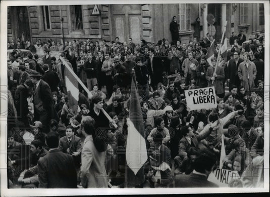 1969 Press Photo Right-Wing Student Demonstration at Soviet Embassy in Rome