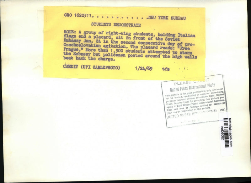Load image into Gallery viewer, 1969 Press Photo Right-Wing Student Demonstration at Soviet Embassy in Rome
