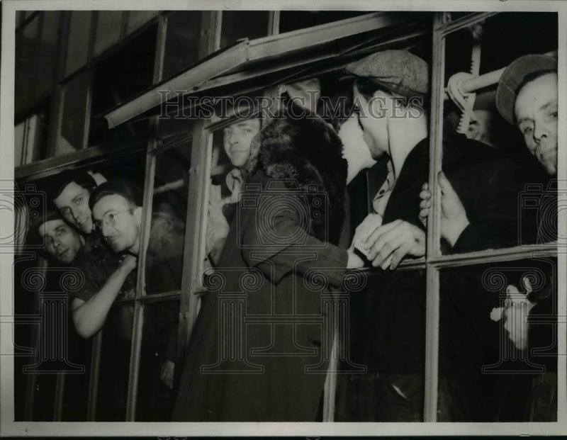 Load image into Gallery viewer, 1937 Press Photo Striking Ford Workers in Kansas City - nef06082
