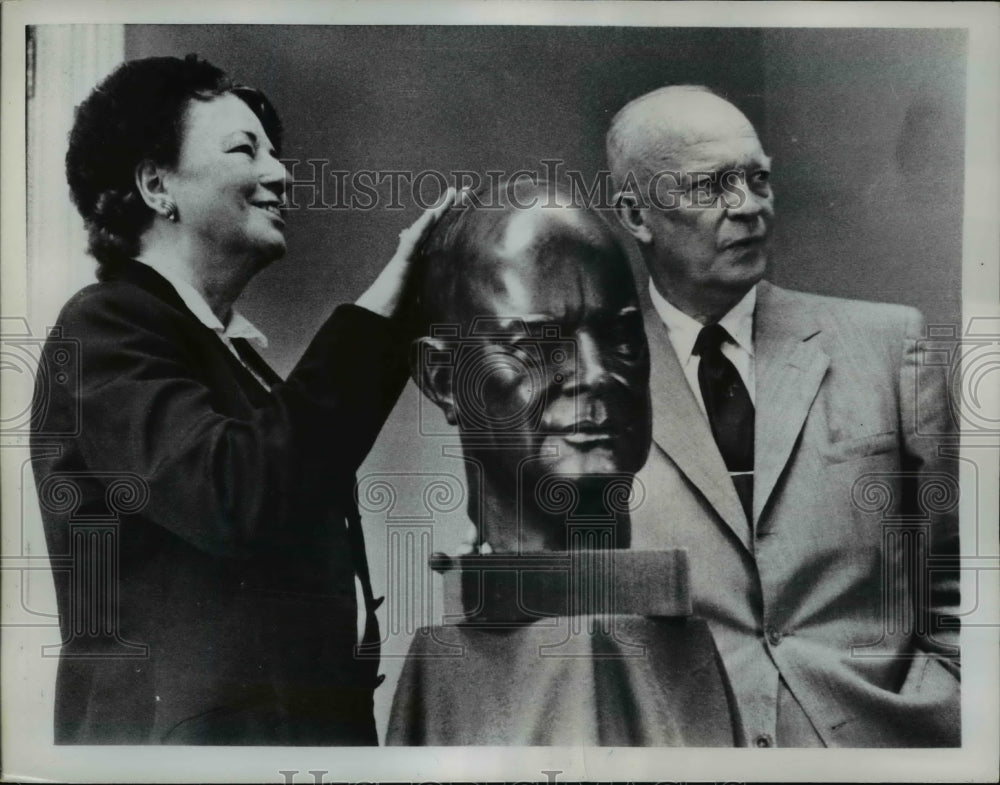 1961 Press Photo Dwight Eisenhower presented with bust made bu Frau Annie Hemper