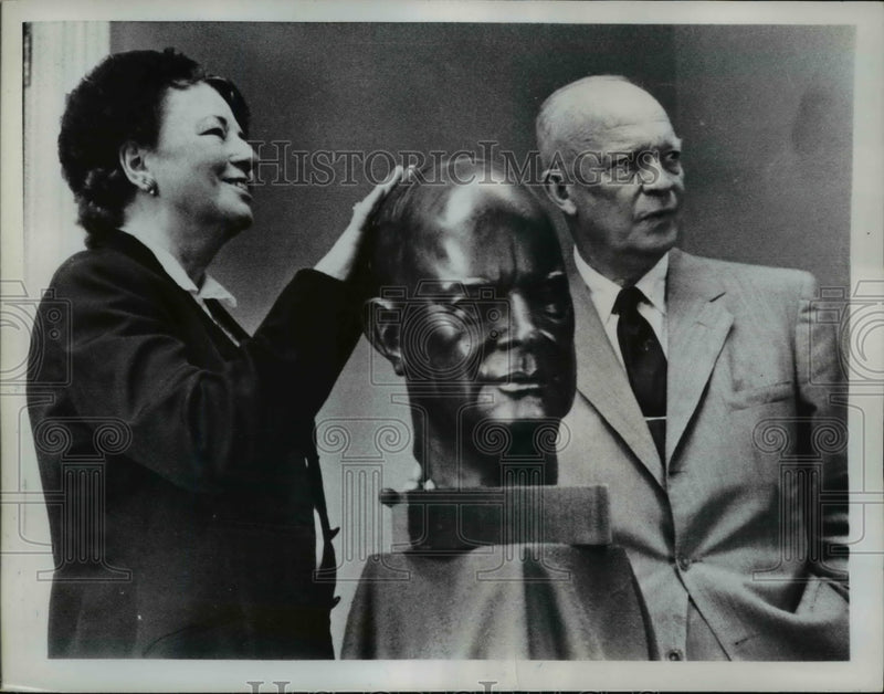 Load image into Gallery viewer, 1961 Press Photo Dwight Eisenhower presented with bust made bu Frau Annie Hemper
