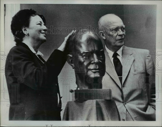1961 Press Photo Dwight Eisenhower presented with bust made bu Frau Annie Hemper