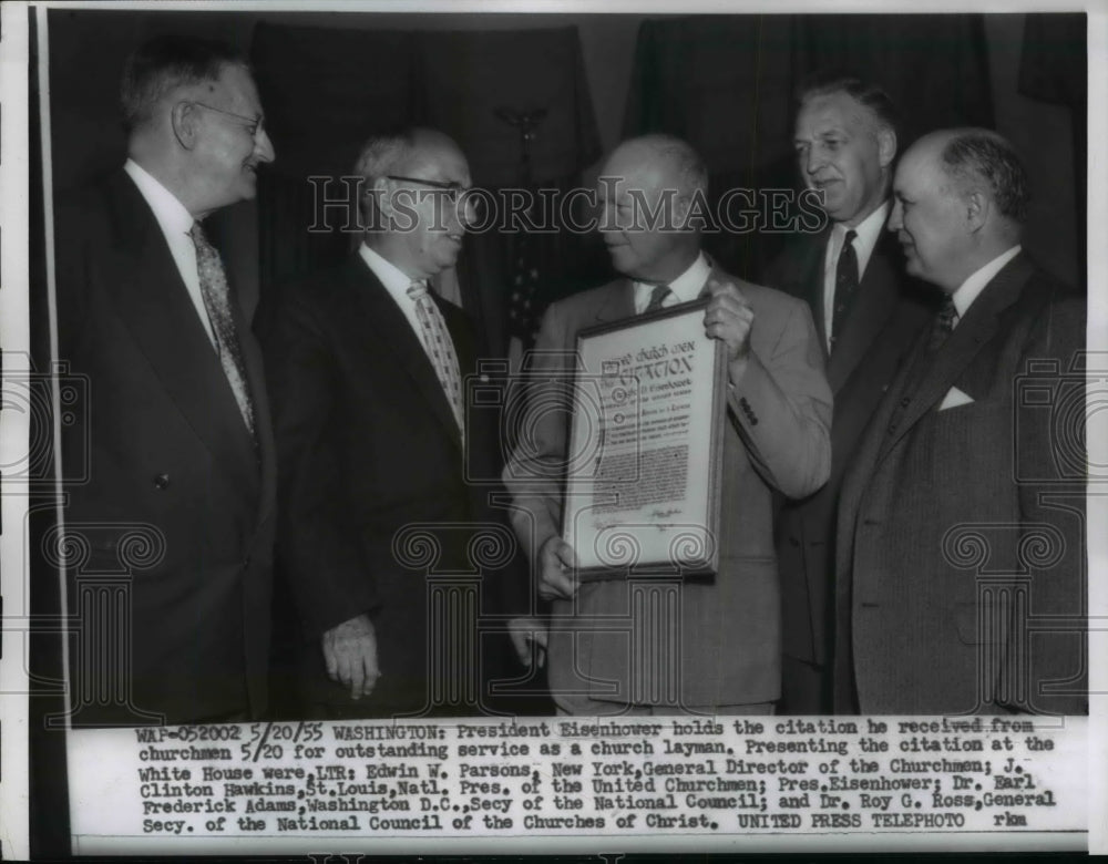 1955 Press Photo Pres. Eisenhower holds the Citation he received form churchmen