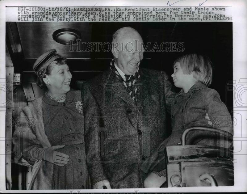 Load image into Gallery viewer, 1961 Press Photo Dwight Eisenhower and Mamie with granddaughter Mary Jean
