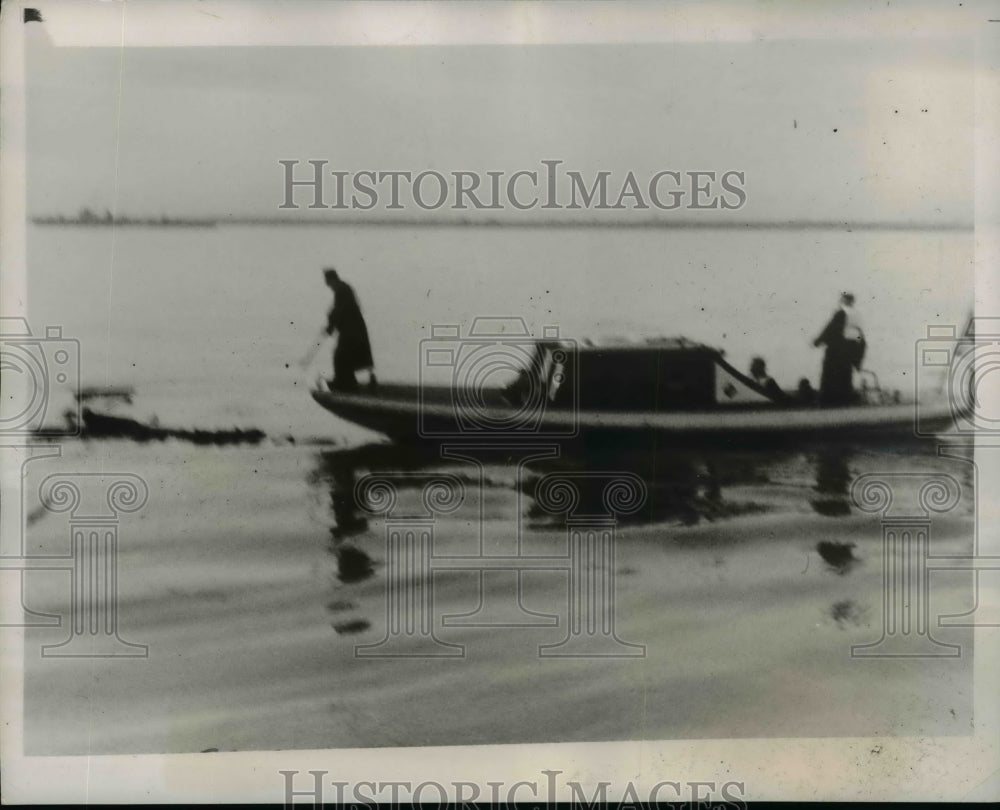 1937 Press Photo British Gunboat Sailors Rescue Japanese Victims, Yanhtze River