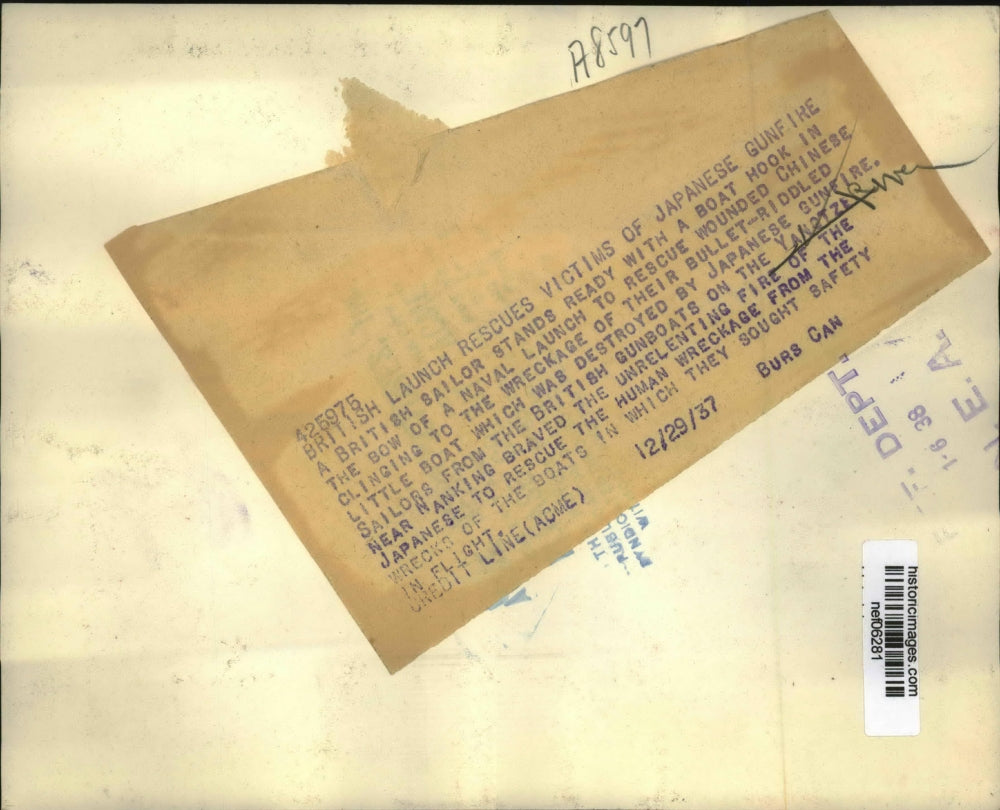 1937 Press Photo British Gunboat Sailors Rescue Japanese Victims, Yanhtze River