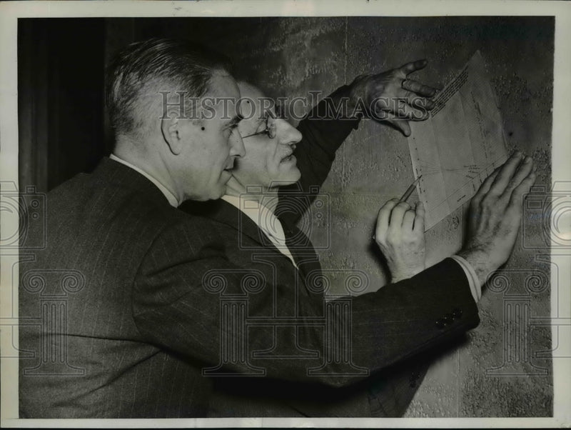 Load image into Gallery viewer, 1941 Press Photo Gasoline Dealers Percy E. Ricketts, Dr. Chris Koch - nef06381

