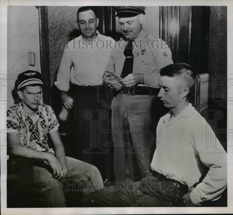 Load image into Gallery viewer, 1952 Press Photo Chicago Teenagers Who Stole Plane for Joyride with Police
