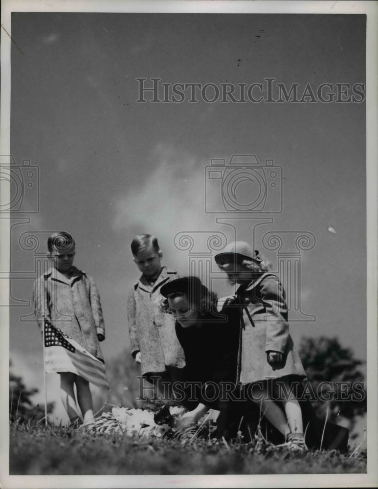 1948 Press Photo Wife & Children of Private Albert T. Gentz at Calvary Cemetery- Historic Images