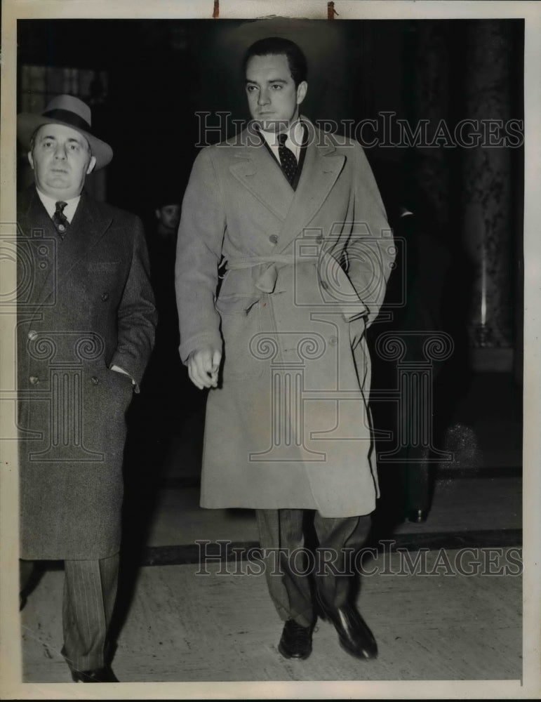 Load image into Gallery viewer, 1939 Press Photo George Lowther at Habeas Corpus Hearing, U.S. supreme court
