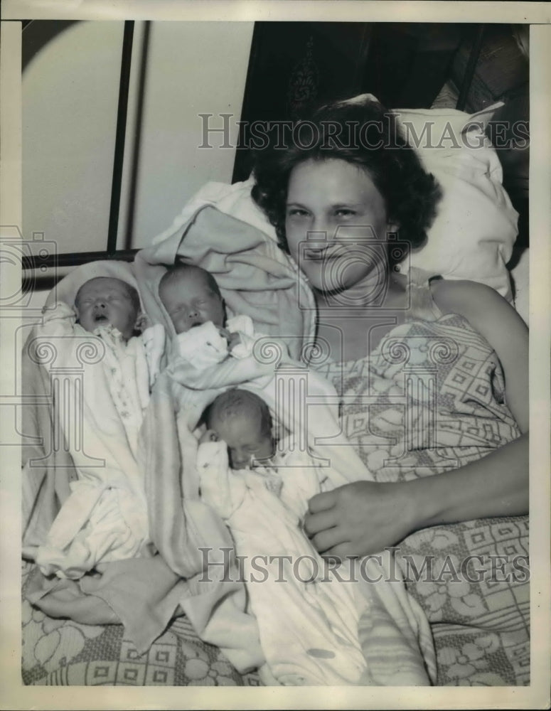 Load image into Gallery viewer, 1945 Press Photo Mrs. D.K. Peevy After Giving Birth to Triplet Girls, Atlanta
