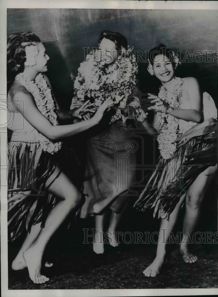 Load image into Gallery viewer, 1952 Press Photo Nina Warren,daughter of Cali. Gov. Earl Warren gets hula lesson

