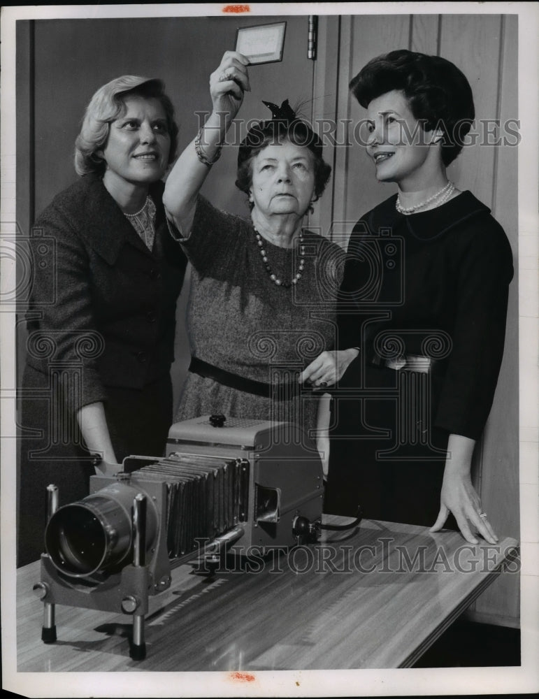 Load image into Gallery viewer, 1962 Press Photo Cleveland Junior League Members Studying Slides - nef06739
