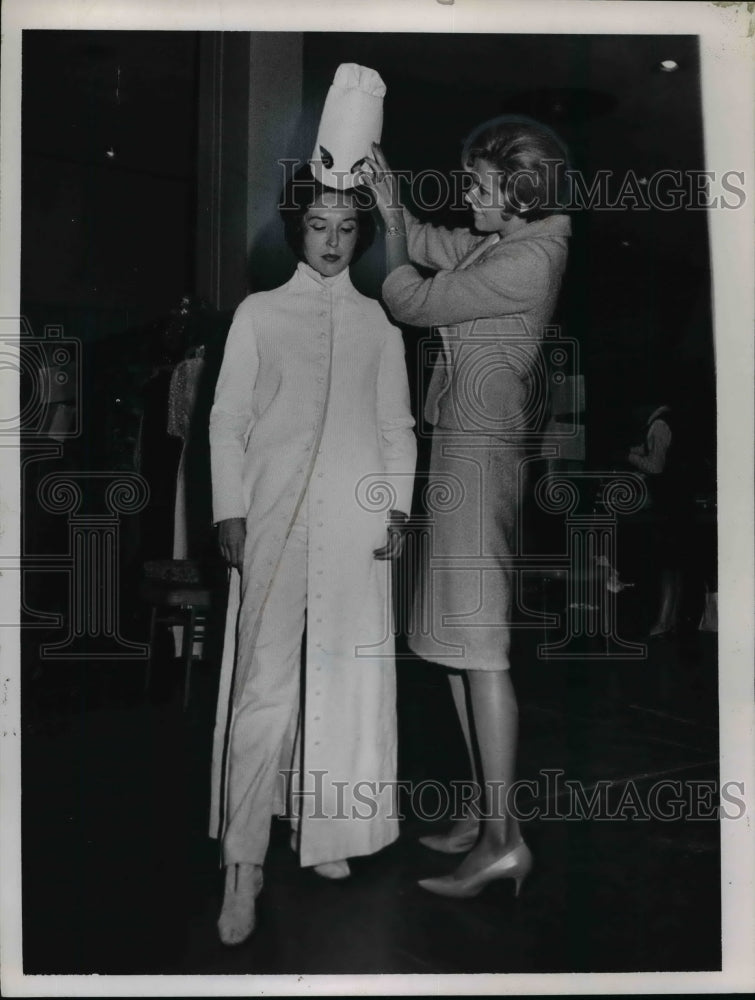 Load image into Gallery viewer, 1965 Press Photo Cleveland Junior League Fashion Show - nef06773
