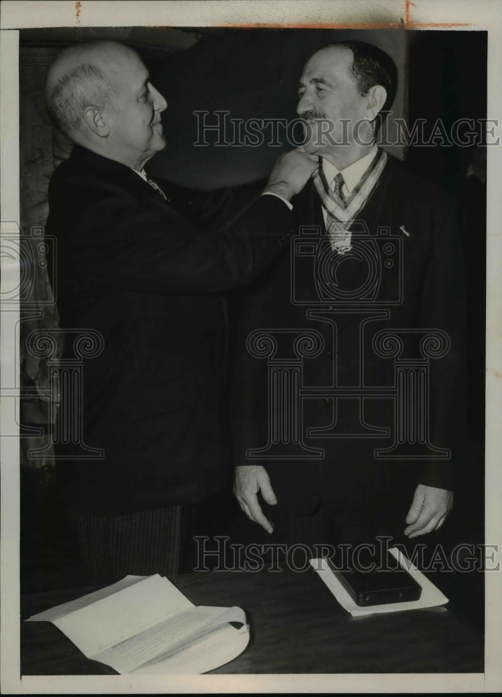 1940 Press Photo Dr. Leo Rowe Presenting Award to Frederick E. Hasler