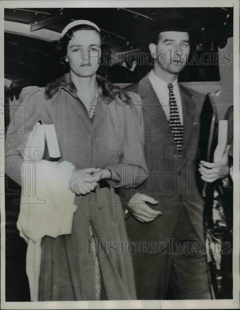 Load image into Gallery viewer, 1937 Press Photo Mr.&amp; Mrs.Cornelius V Whitney of New York board Clipper Ship
