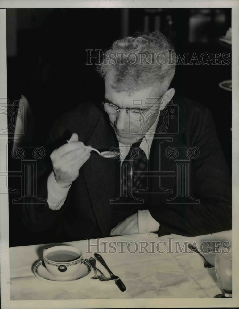 Load image into Gallery viewer, 1938 Press Photo Governor George D. Aiken of Vermont at Luncheon - nef06966
