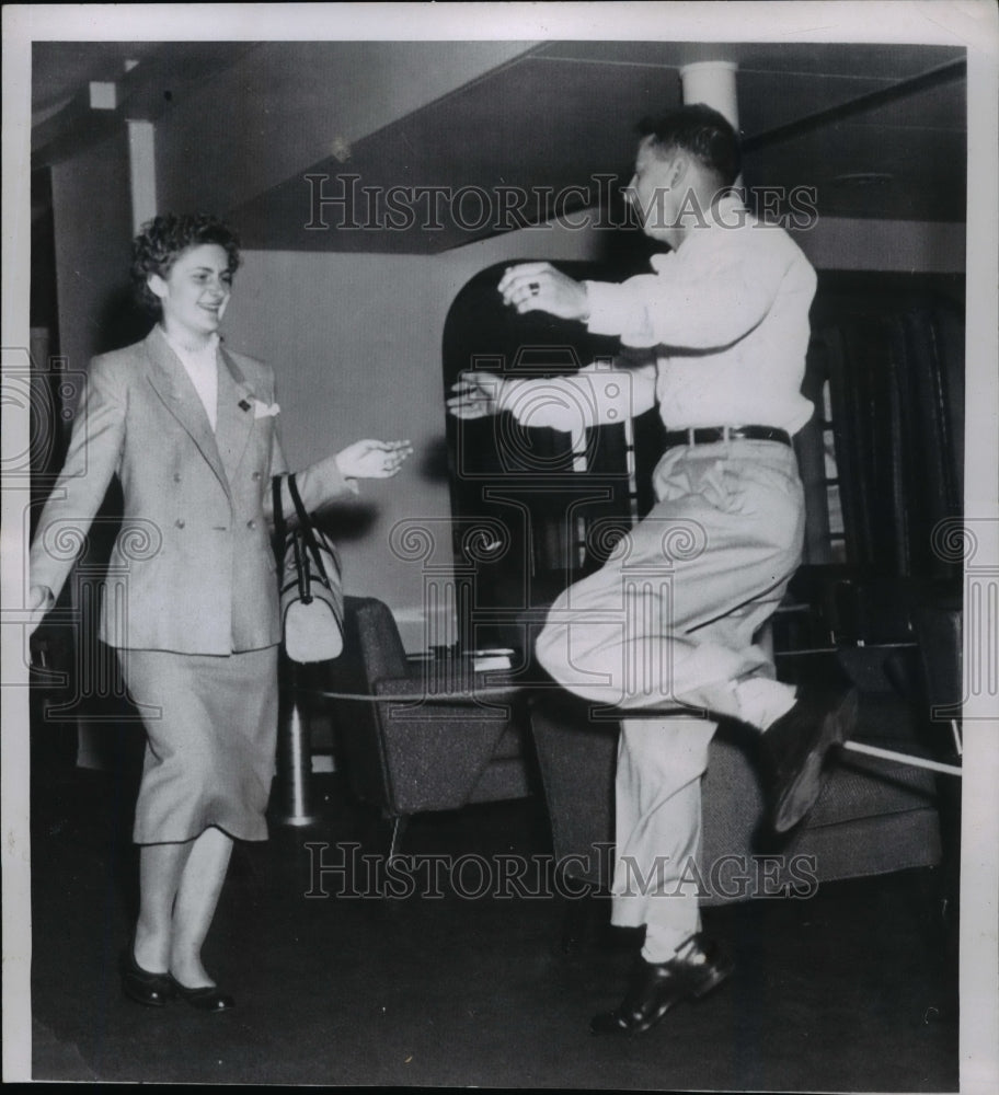1955 Press Photo Couple Nathan Paul Somers, Helga Reckzeigel Meet After 2 Years