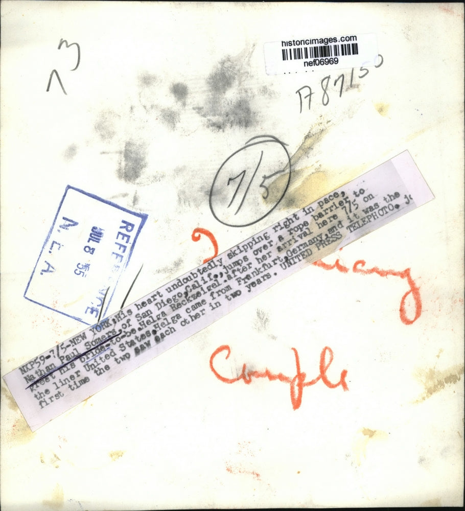 1955 Press Photo Couple Nathan Paul Somers, Helga Reckzeigel Meet After 2 Years