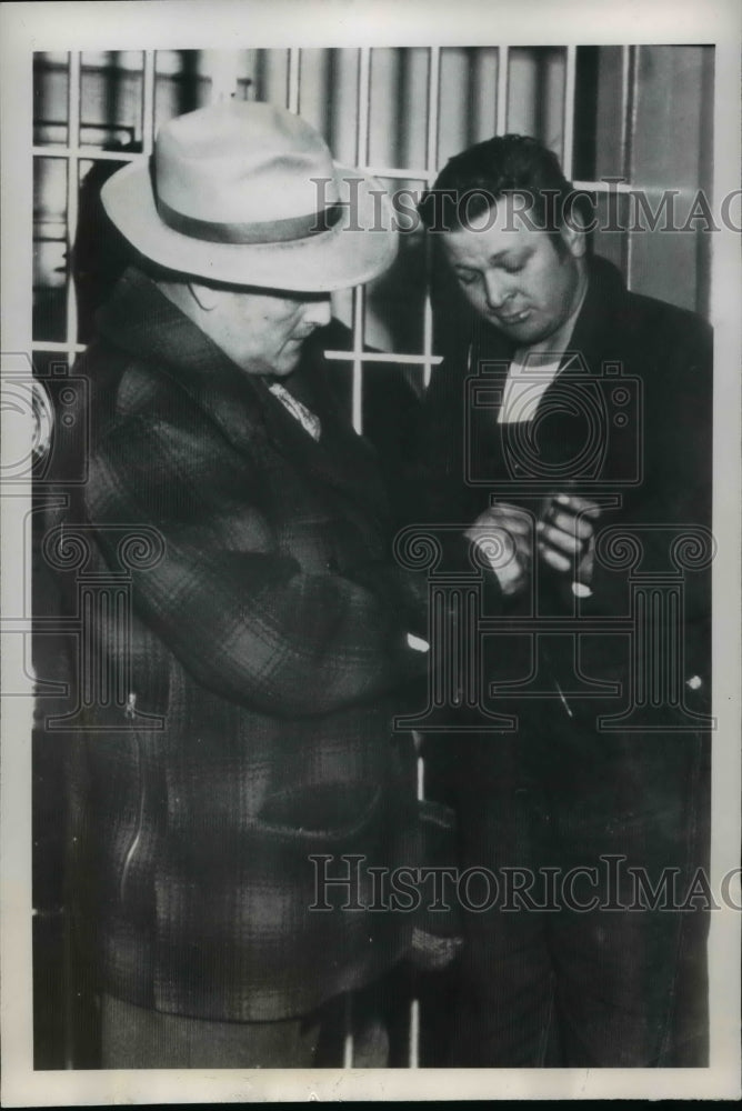 1949 Press Photo Sheriff Noel Prolux Removes Handcuffs from Raymond Dempsey