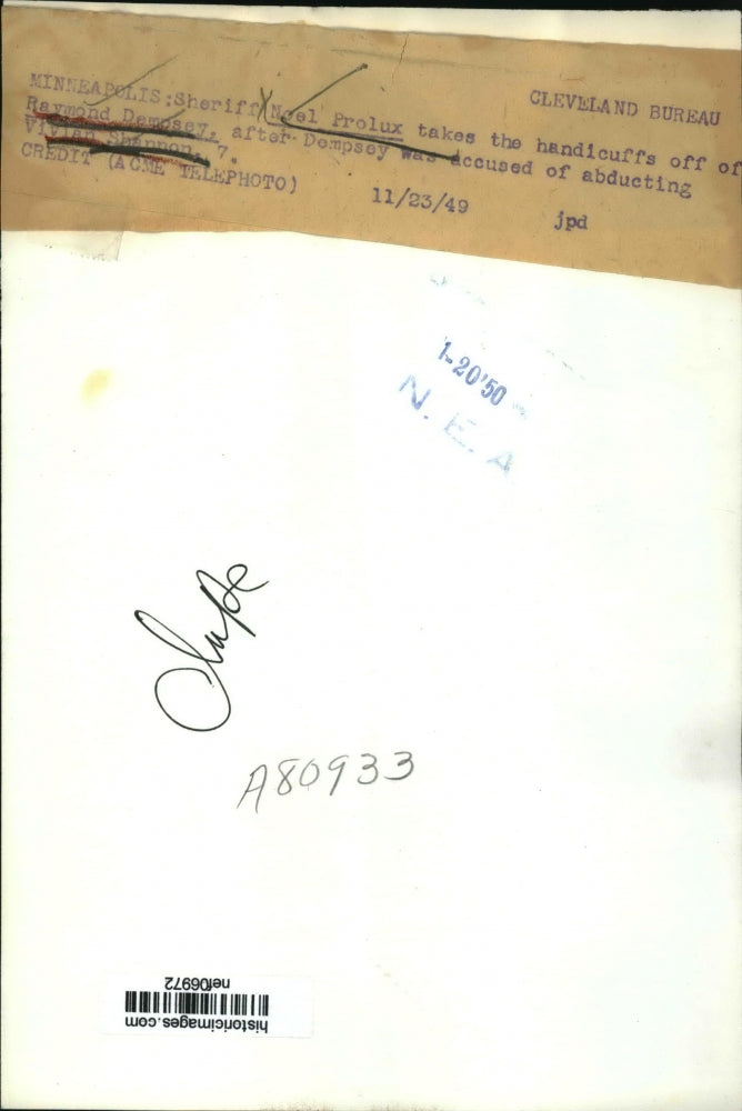 1949 Press Photo Sheriff Noel Prolux Removes Handcuffs from Raymond Dempsey