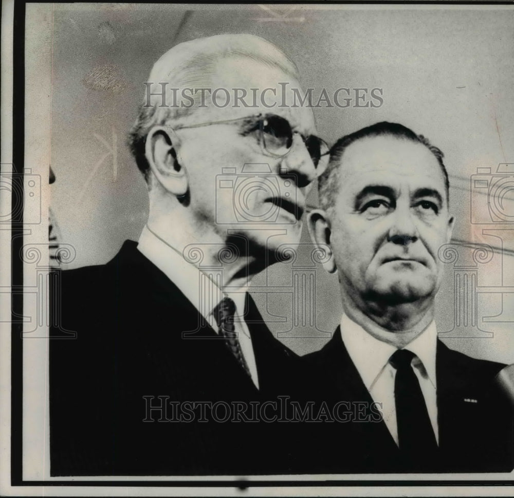 1963 Press Photo John McCormack and Lyndon Johnson Talk to Press at White House