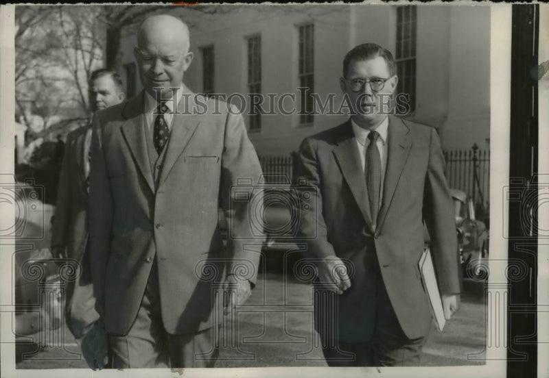 Load image into Gallery viewer, 1957 Press Photo Dwight Eisenhower Walks to Executive Office for News Conference
