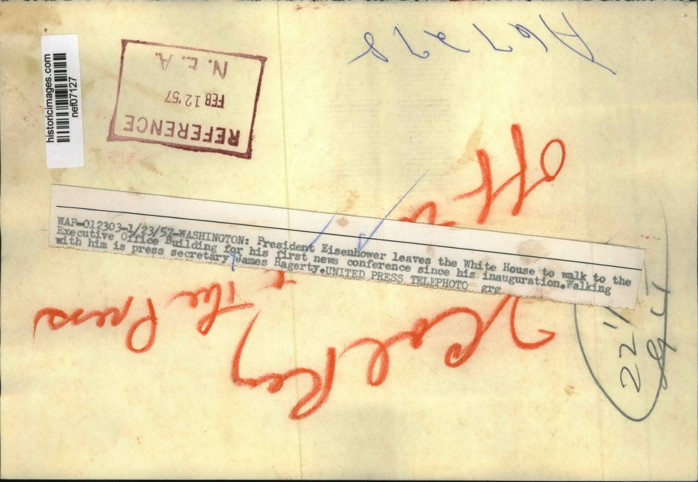 1957 Press Photo Dwight Eisenhower Walks to Executive Office for News Conference