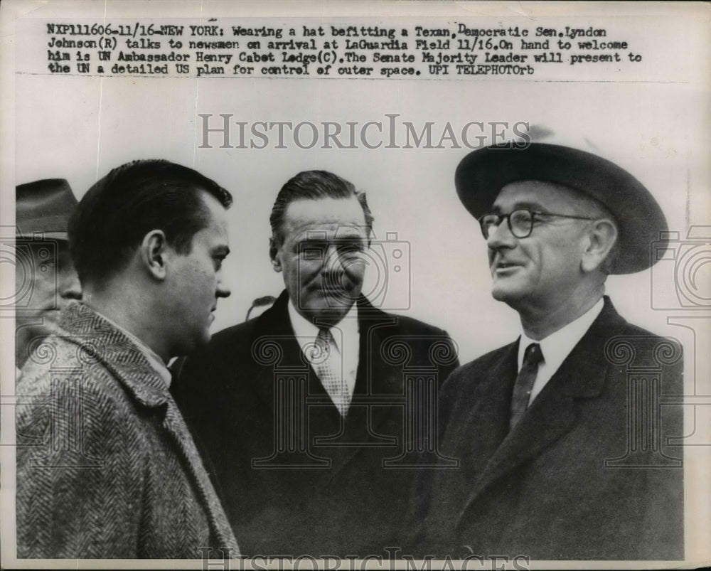 1958 Press Photo President Lyndon B. Johnson, Henry Cabot Lodge Talk to Reporter