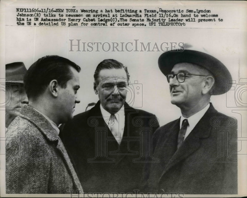 Load image into Gallery viewer, 1958 Press Photo President Lyndon B. Johnson, Henry Cabot Lodge Talk to Reporter
