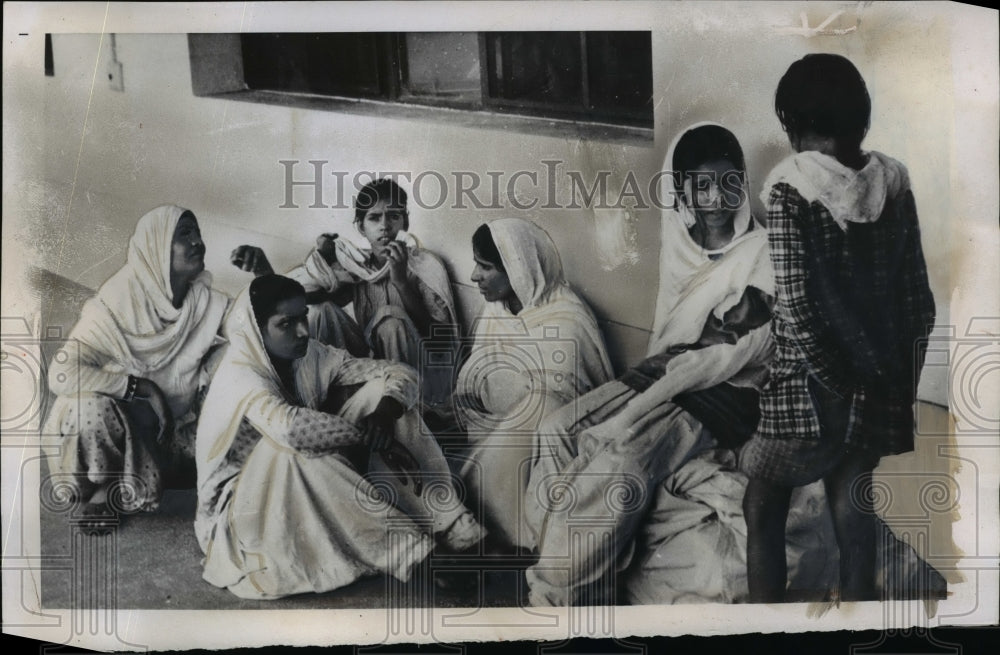 1947 Press Photo Hindu Family waits in despair at Wellingdon Airport,Delhi