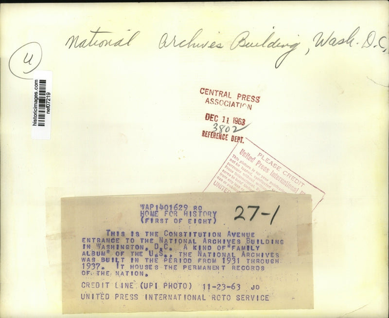 Load image into Gallery viewer, 1963 Press Photo Constitution Avenue entrance to the Natl. Archives Building
