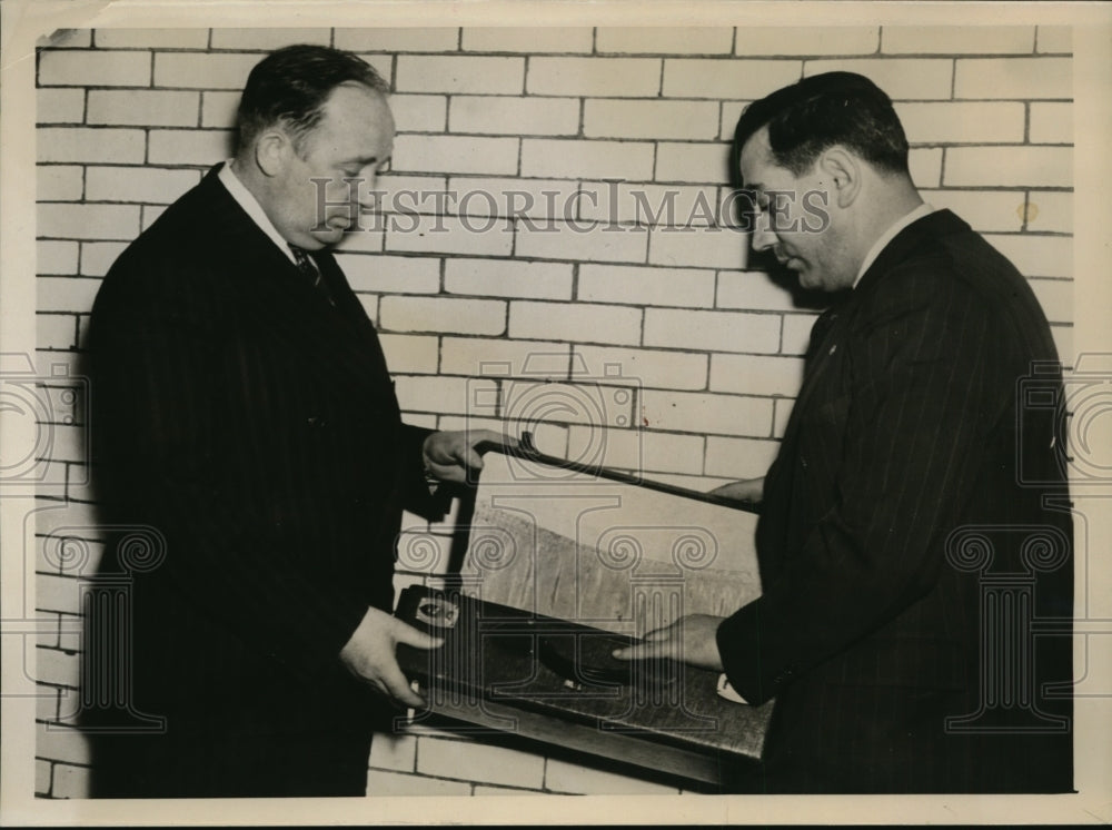 1939 Press Photo Detectives Hold Suitcase where Charles Irelin Body Parts Found
