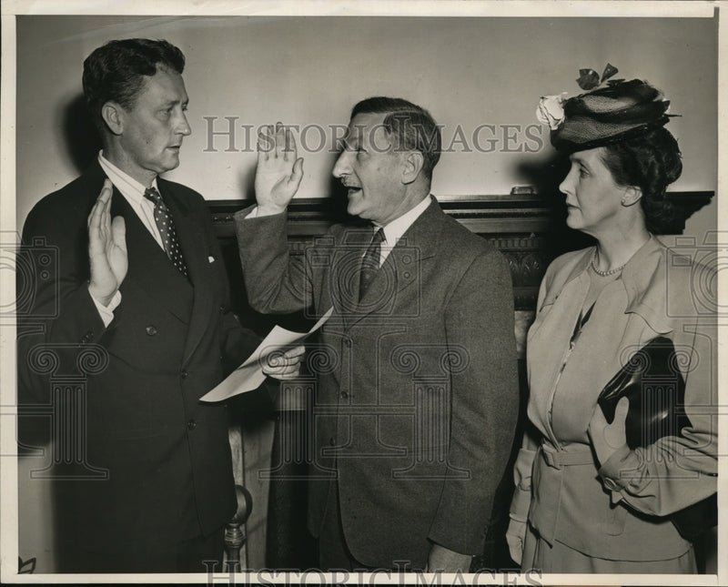 Load image into Gallery viewer, 1946 Press Photo Stanley Woodward Swears in Charles Fahy as Legal Advisor
