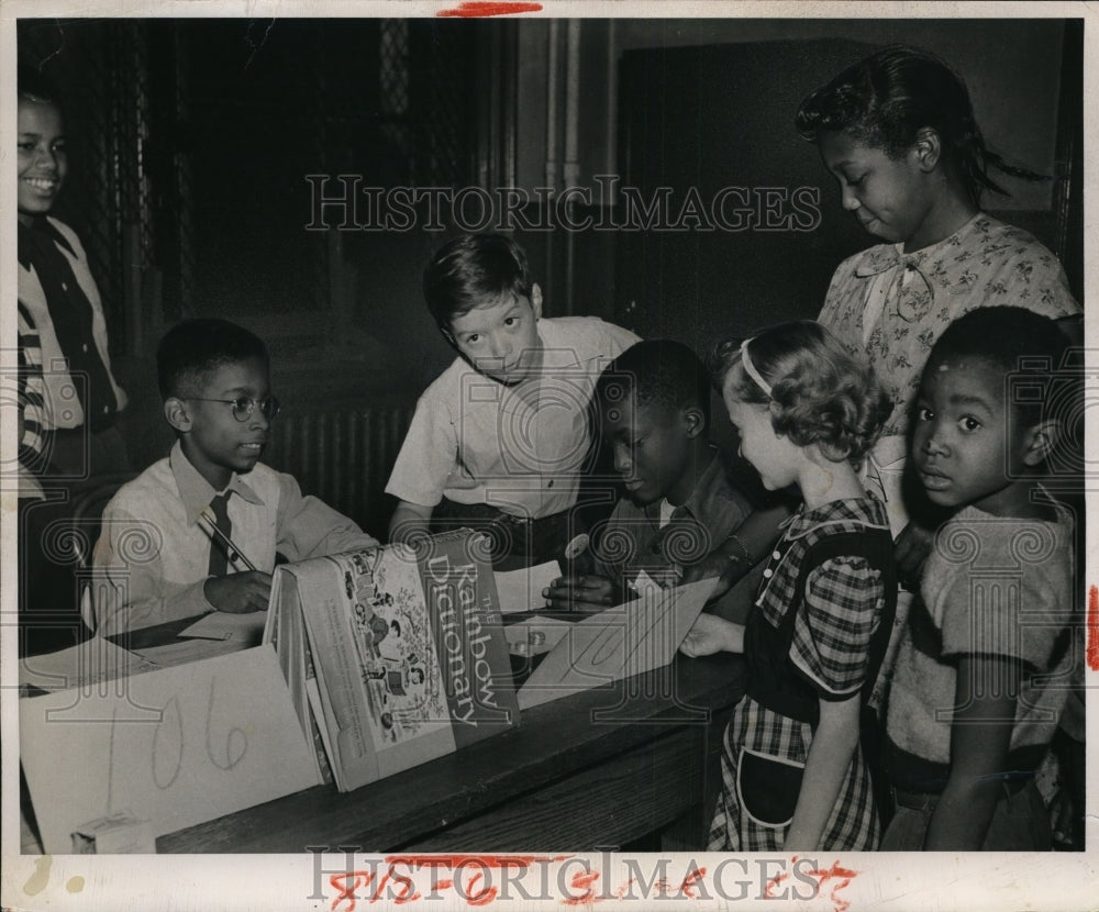 1952 Press Photo First day of banking for Marion School,Cleveland Public School