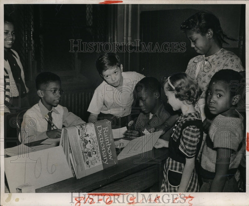 Load image into Gallery viewer, 1952 Press Photo First day of banking for Marion School,Cleveland Public School
